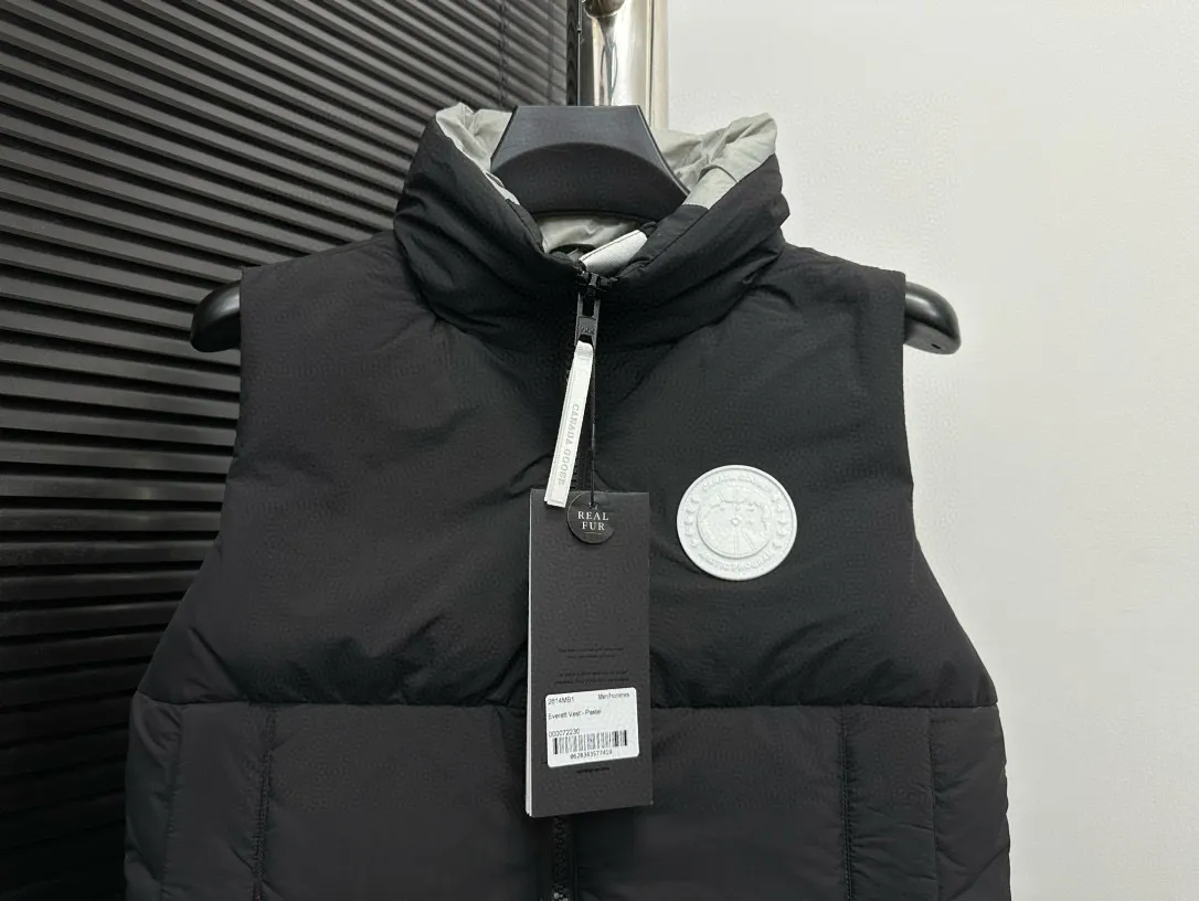 P490 【CANADA GOOSE】PASTELS white label series down vest. The white label series is a capsule limited series and the most popular PASTELS series this year. The chest labels are all white badges with pure silicone texture. The pattern has a strong contrast between concave and convex. The topographic map of Canada on the badge is lifelike. The plastic material used for currency logos on the market is very hard to the touch! Our original independent order accessories are all one-to-one customized original accessories. The imported YKK zippers have correct teeth, while the teeth of the fake zippers are very thick. The zipper webbing logo is printed with 3M fluorescent printing, and the original custom-made washable label. The placket webbing and wiring details are all restored to the original ones. Size: XS S M L XL XXL